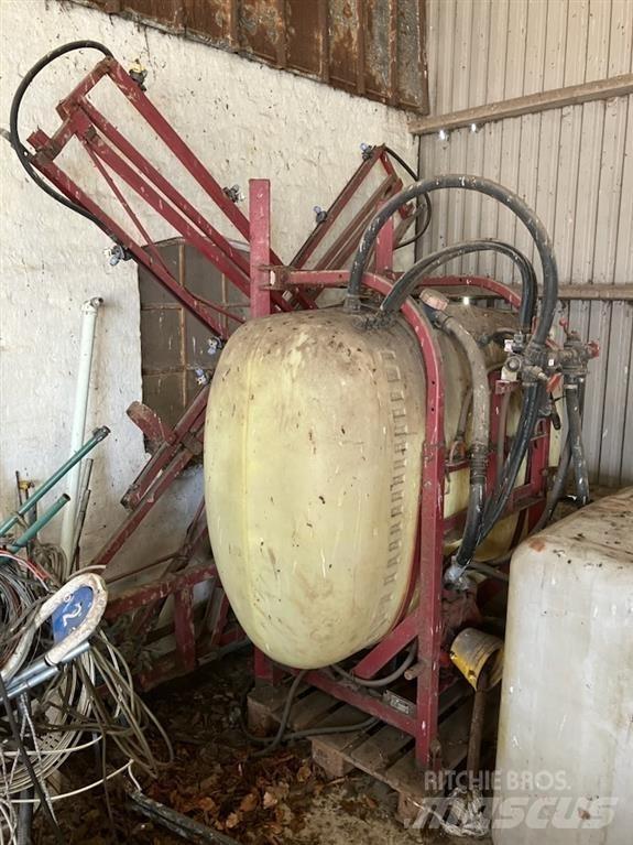 Hardi  牵引式喷雾机