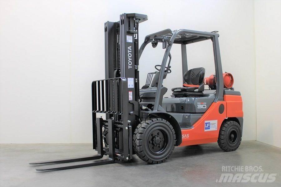 Toyota 02-8FGF30 天然气叉车