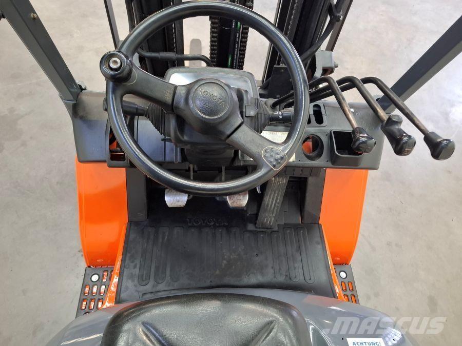 Toyota 62-7FDF25 柴油叉车