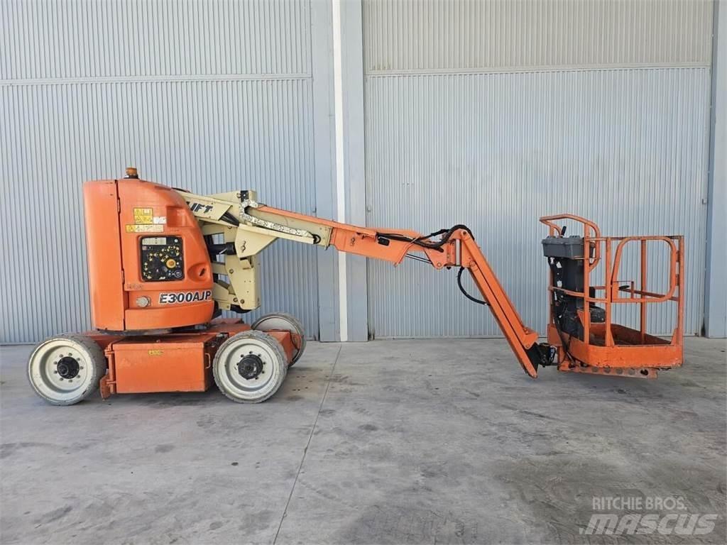 JLG E300AJP 曲臂高空工作平台