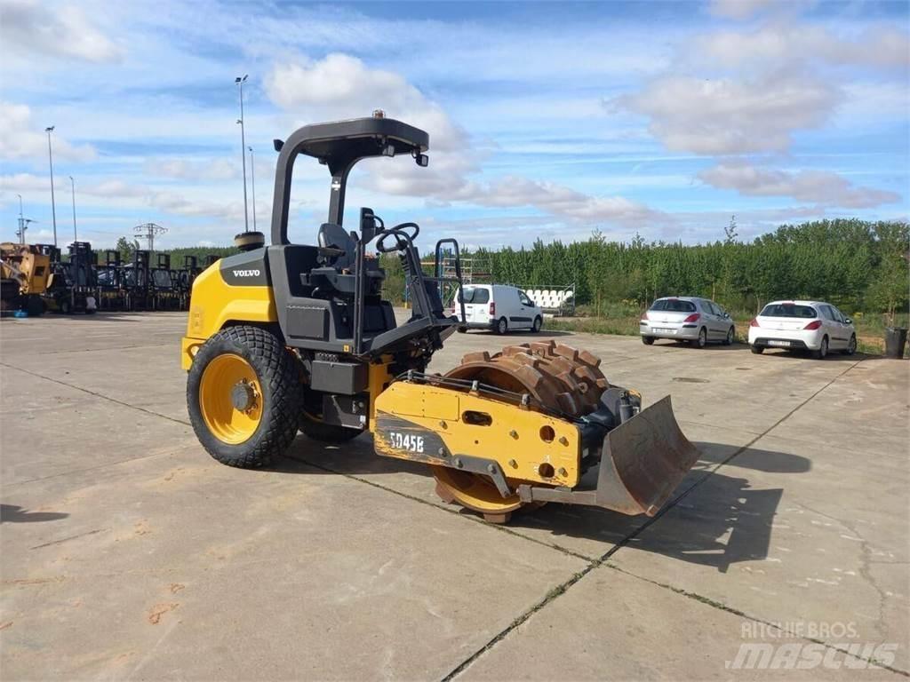 Volvo SD45B 单轮压路机