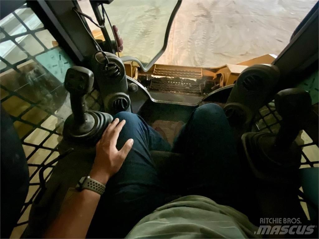 CAT 272D2 滑移装载机
