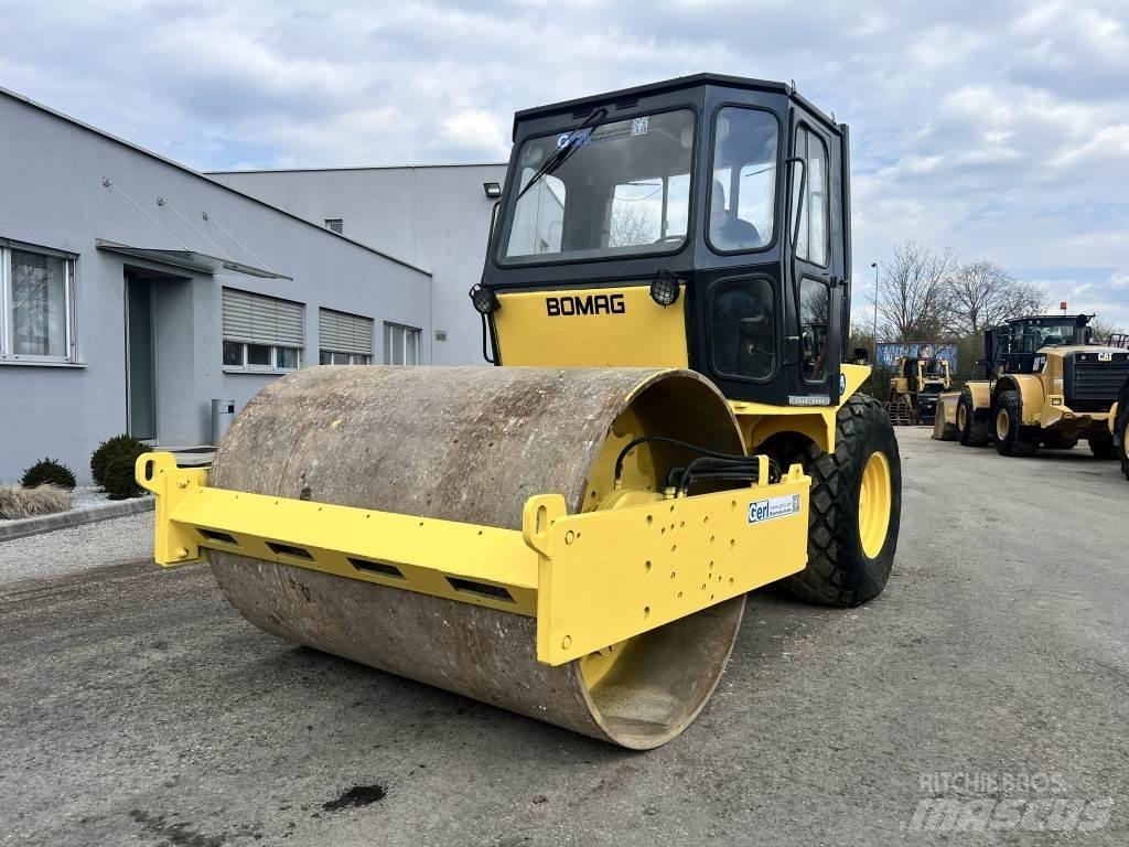 JCB Vibromax W 1402 D 单轮压路机