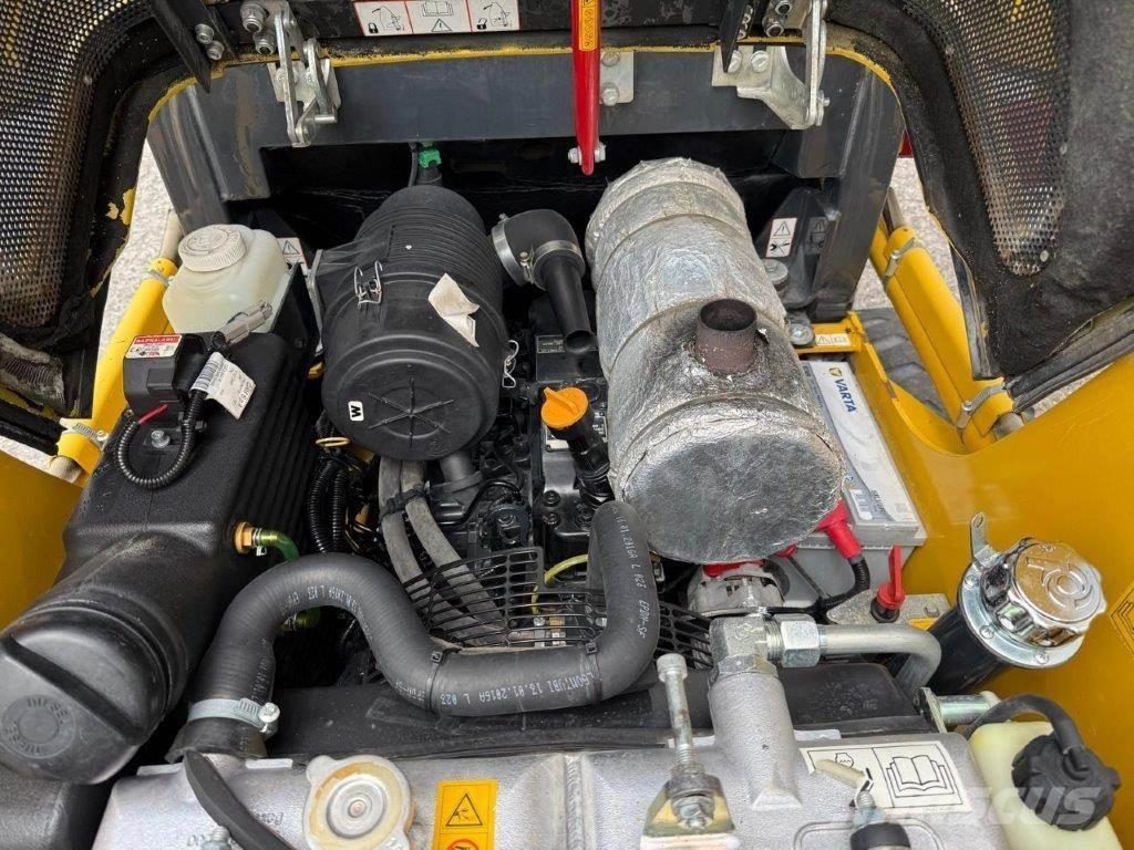 Komatsu SK714-5 滑移装载机