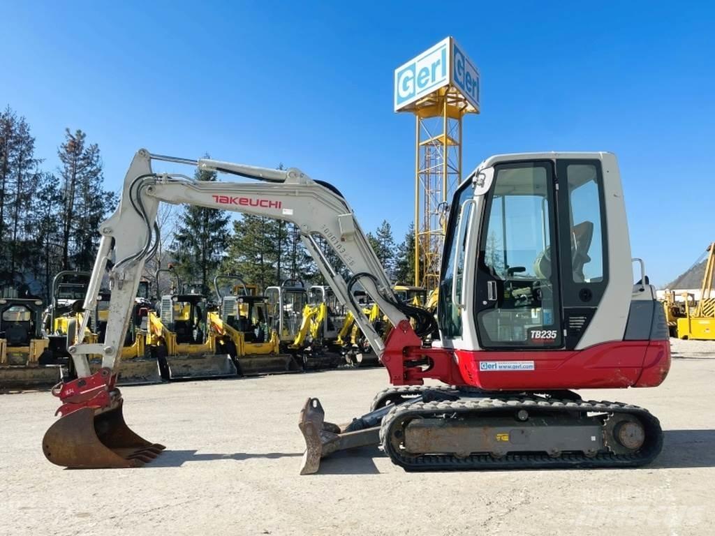 Takeuchi TB235 小型挖掘机