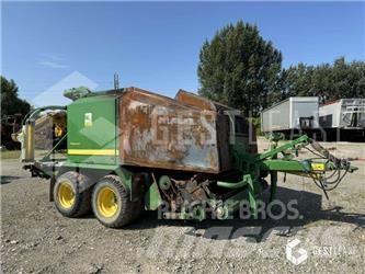 John Deere 744 牧草包膜机