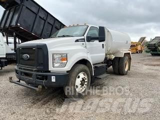 Ford F750 水罐车