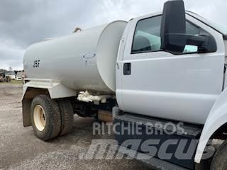 Ford F750 水罐车