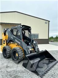 John Deere 318G 滑移装载机