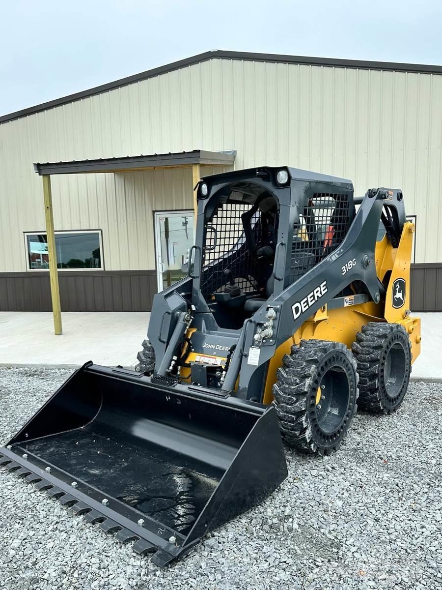 John Deere 318G 滑移装载机