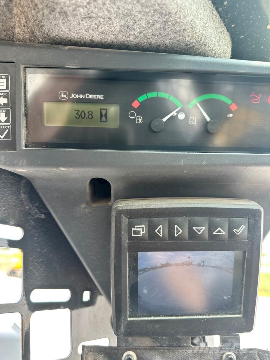 John Deere 318G 滑移装载机