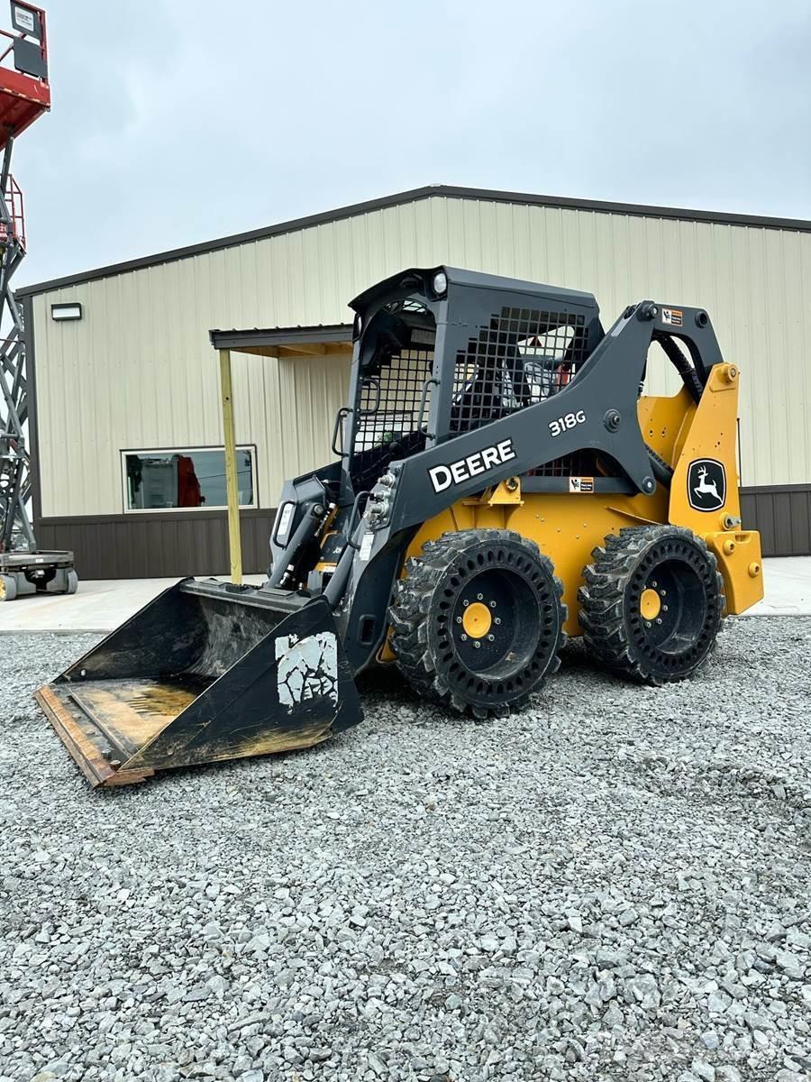 John Deere 318G 滑移装载机