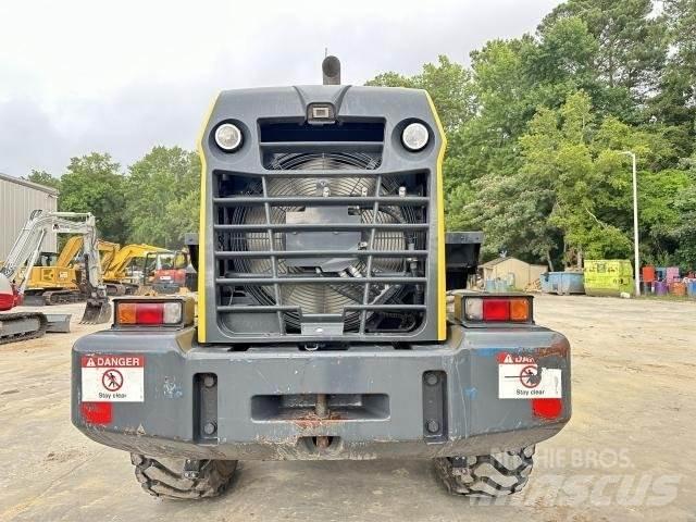 Komatsu WA320-8 轮式装载机
