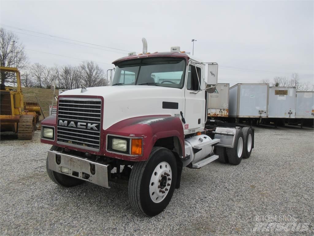 Mack CHN613 牵引车