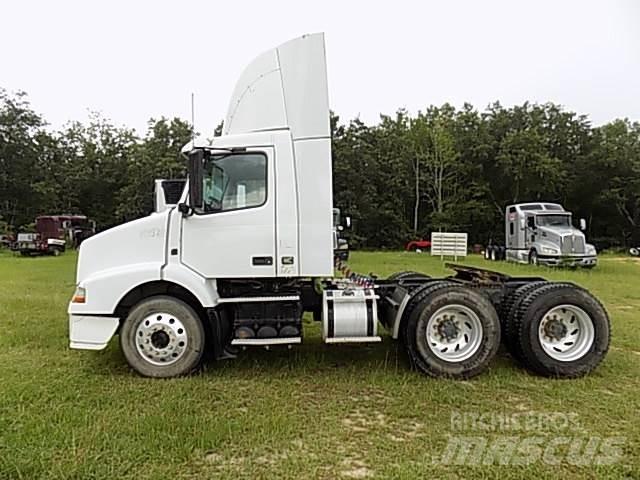 Volvo VNM 平板车