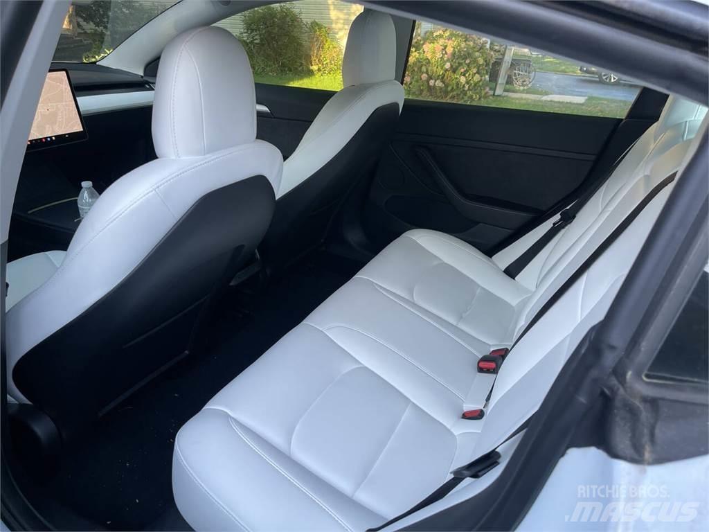 Tesla Model 3 汽车