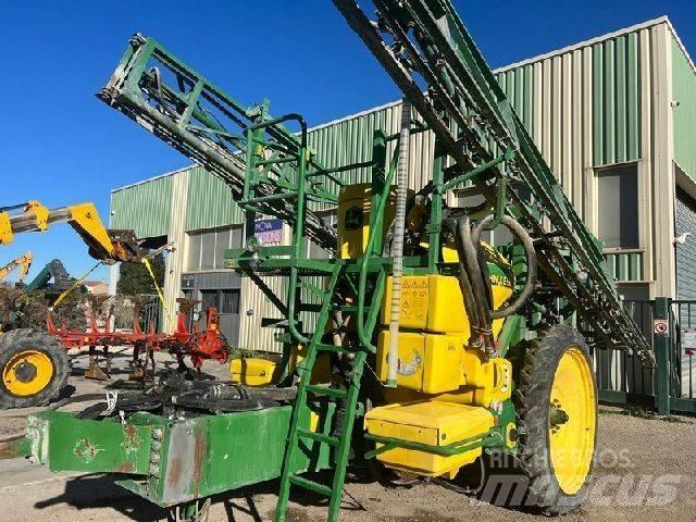 John Deere 824 SE 牵引式喷雾机