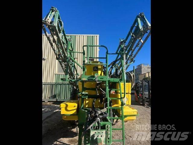 John Deere 824 SE 牵引式喷雾机