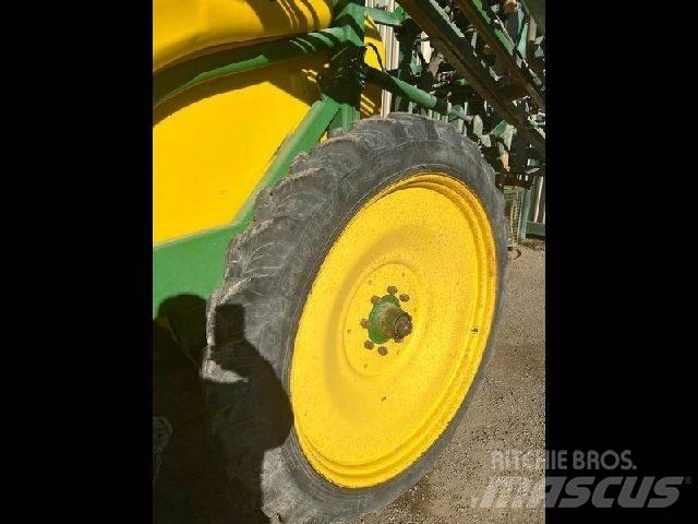 John Deere 824 SE 牵引式喷雾机