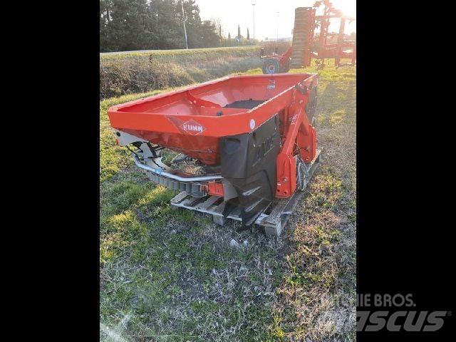 Kuhn AXIS 20.1W 矿物肥料撒播机