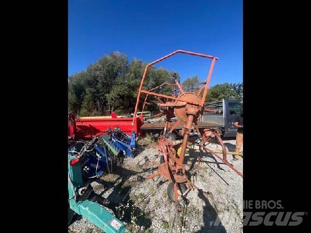 Kuhn GF5001MH 犁耙和摊草机