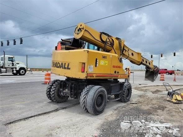 Gradall XL3300 V 轮式挖掘机