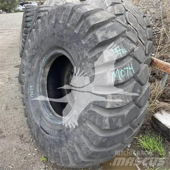 Titan 23.5x25 轮胎、车轮和轮圈