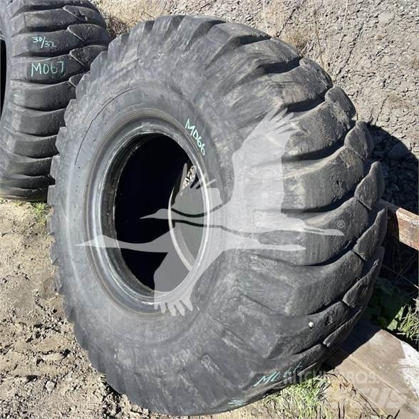 Titan 23.5x25 轮胎、车轮和轮圈