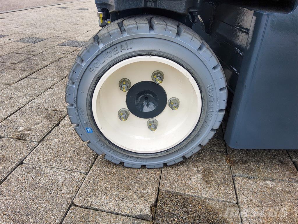 Combilift CBE 3000 四轮前移式叉车