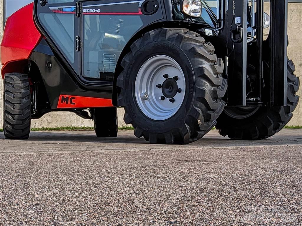 Manitou MC 30-4 越野叉车|叉装车