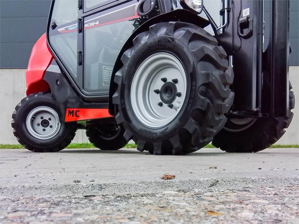Manitou MC 30-4 越野叉车|叉装车