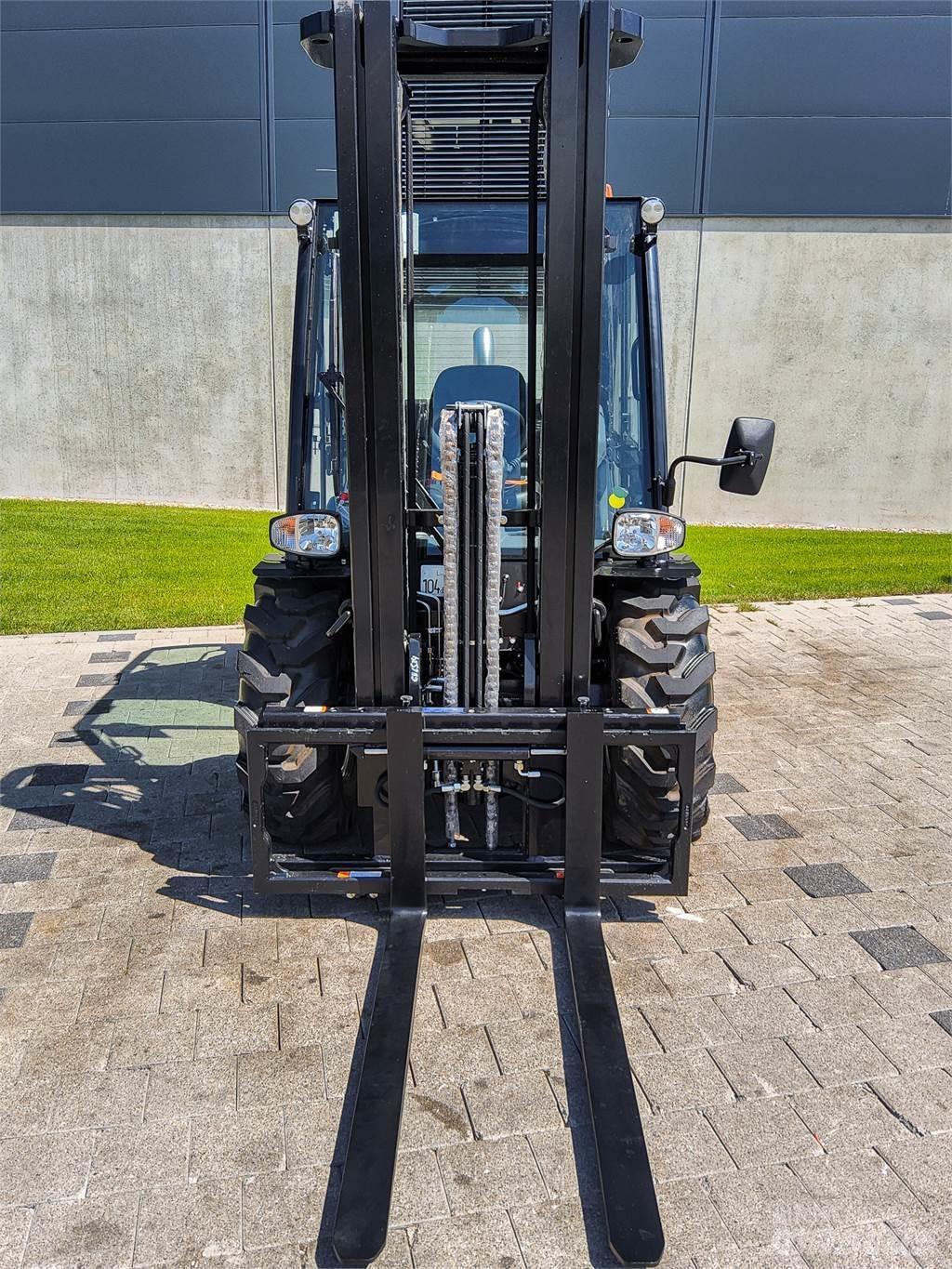 Manitou MC 30-4 越野叉车|叉装车