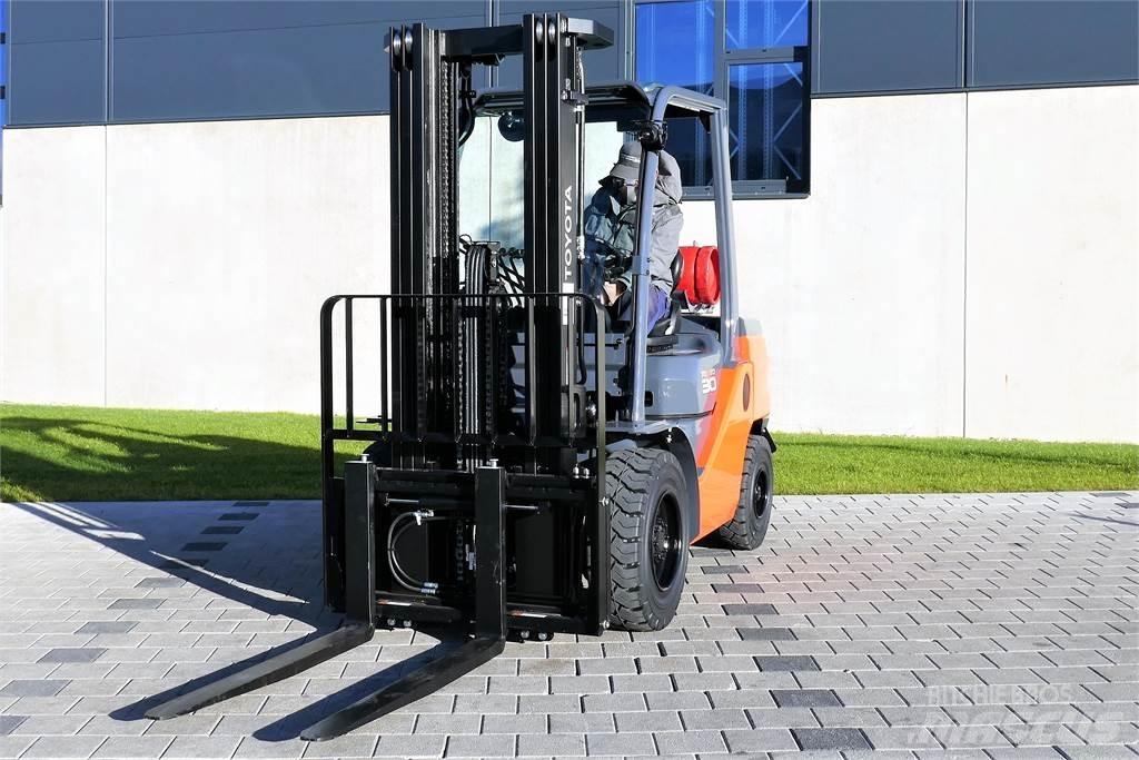 Toyota 02-8FGF30 天然气叉车