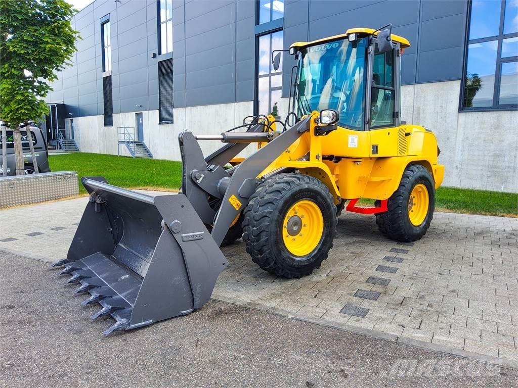 Volvo L 30G 小型挖掘机