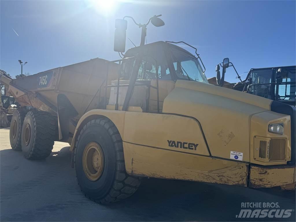 CAT 745 铰接式自卸车