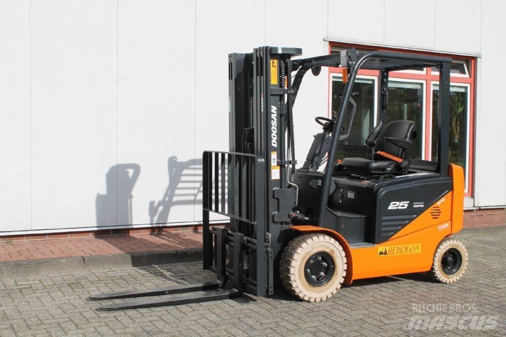 Doosan B25NS 电动叉车