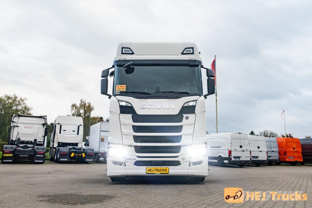 Scania S660 A6x2/4NB 牵引车