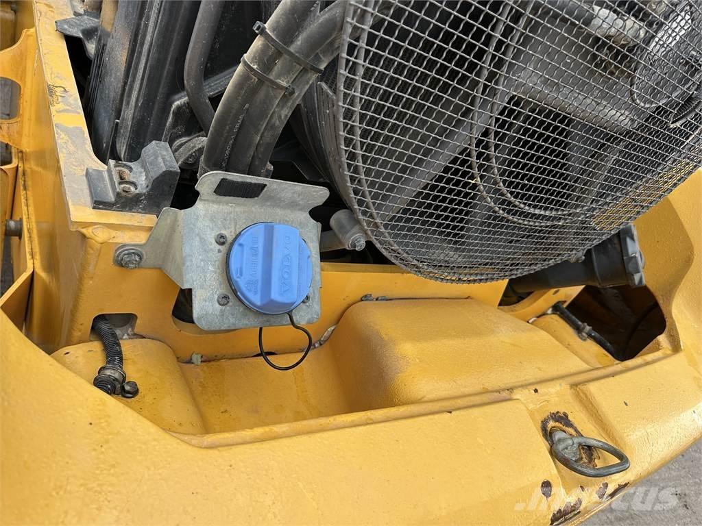 Volvo BM L70H 前装载和挖掘机