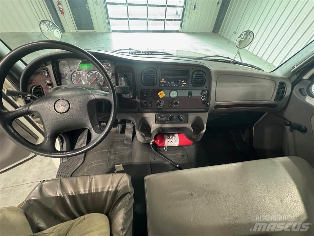 Freightliner M2 厢式货车