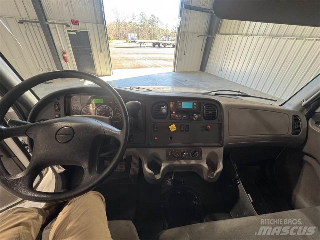 Freightliner M2 厢式货车