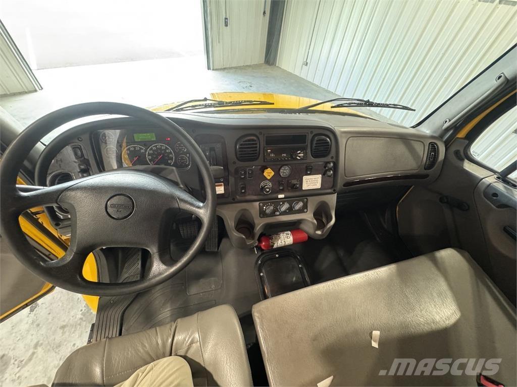 Freightliner M2 厢式货车