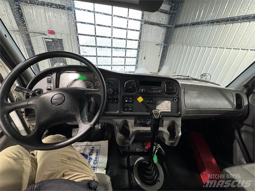 Freightliner M2 106 自卸式货车