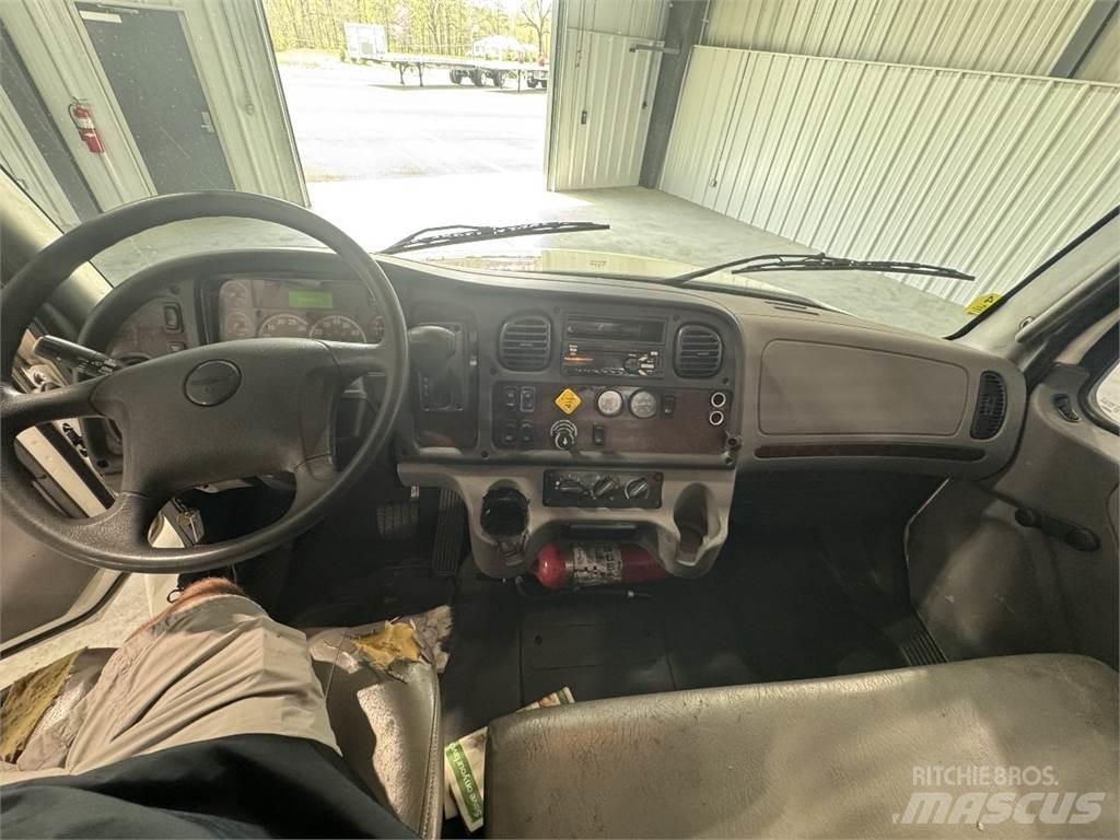 Freightliner M2 106 平板栏板货车