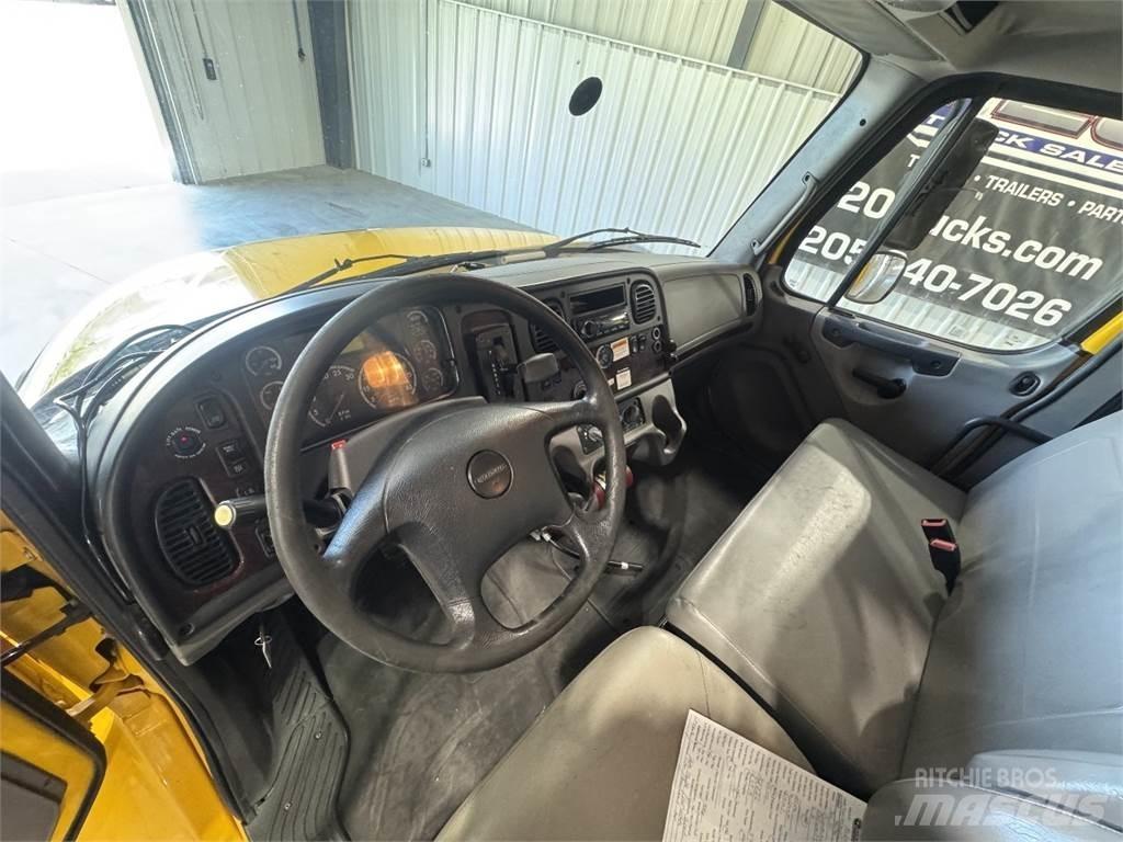 Freightliner M2 106 厢式货车