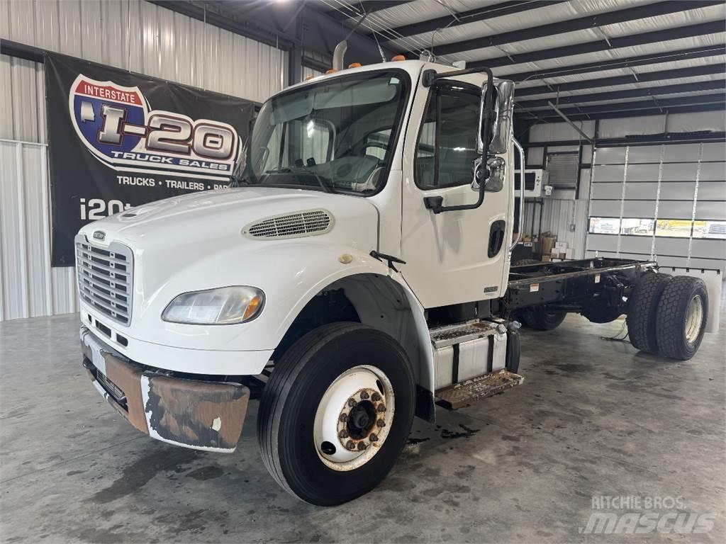 Freightliner M2 106 平板车