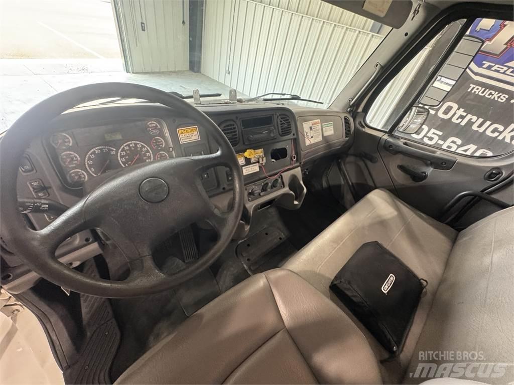 Freightliner M2 106 平板车