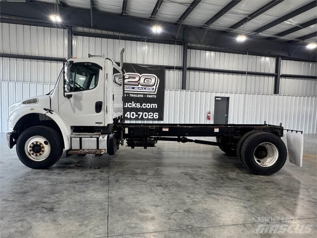 Freightliner M2 106 平板车