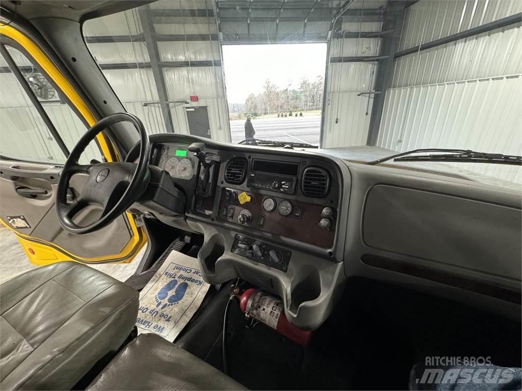 Freightliner M2106 厢式货车