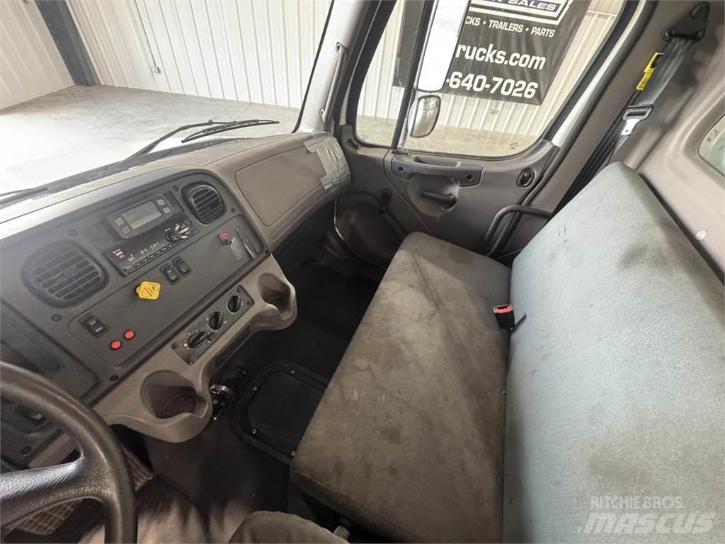 Freightliner M2106 厢式货车