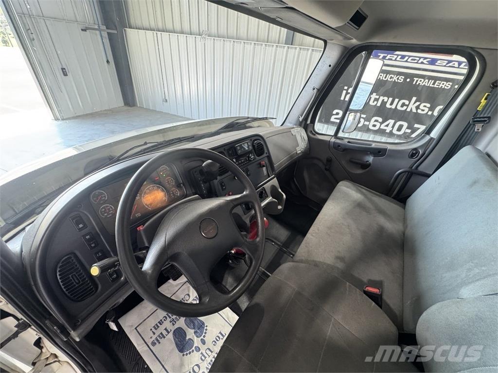 Freightliner M2106 厢式货车